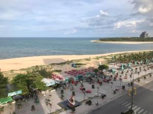 洞海Thăng Long Hotel的海滩上市场的空中景观