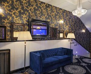 杰隆卡皮特索克酒店的客厅配有蓝色的沙发和电视