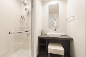 东京新宿东急酒店的白色的浴室设有水槽和镜子
