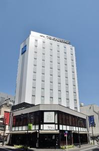 东京新宿东急酒店的一座白色的大建筑,上面有标志