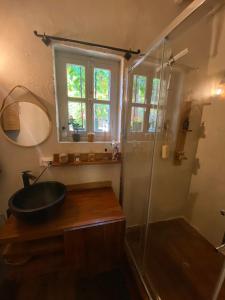 奥拉尔盖MAISON ST LAURENT的一间带水槽和玻璃淋浴的浴室