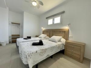 贝纳尔马德纳Apartamentos Orfeo Azul的一间卧室设有两张床和窗户。