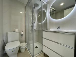 贝纳尔马德纳Apartamentos Orfeo Azul的带淋浴、卫生间和盥洗盆的浴室