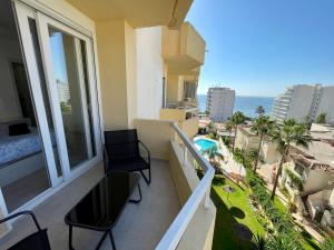 贝纳尔马德纳Apartamentos Orfeo Azul的阳台配有两把椅子,享有海景。
