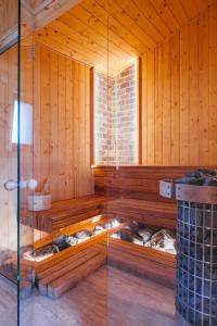 普拉伊德Hygge Praid的一间设有玻璃墙的桑拿浴室,里面饲养着动物