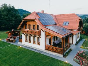 普拉伊德Hygge Praid的屋顶上设有太阳能电池板的房子