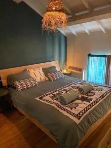 奥拉尔盖MAISON ST LAURENT的一间卧室配有一张大床和枕头