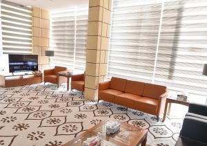 科威特الدرة للشقق الفندقية的带沙发和电视的客厅