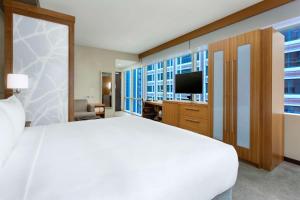芝加哥芝加哥/市中心 - 洛普区凯悦嘉轩酒店的卧室配有一张白色大床和电视。