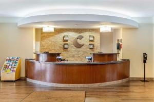 里士满弗吉尼亚中心康芒斯康福特套房酒店的医院的大厅,有等候室
