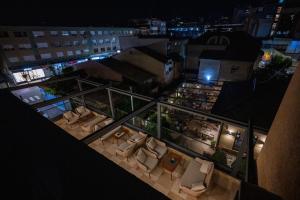 弗拉涅Bed and Breakfast Ponte Bianco的夜视城市的顶部景观,配有沙发