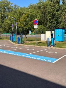沃伊皮Campanile Metz Nord - Woippy的街上一个有蓝色隔板的停车场