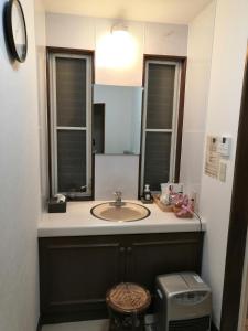 伊东JOYinn的一间带水槽和镜子的浴室