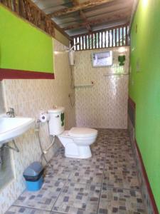 董里Koh Mook Rem Ley的一间带卫生间和水槽的浴室