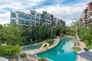 乔木提恩海滩Centara Life Maris Resort Jomtien的公寓大楼设有带滑梯的水上公园