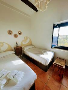 巴塞罗那El Paller - Apartment with Sea Views and Swimming Pool的客房设有两张床和窗户。