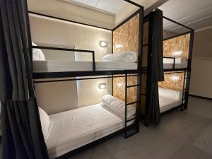 涛岛Sleep tight hostel koh tao的一间设有三张双层床的客房