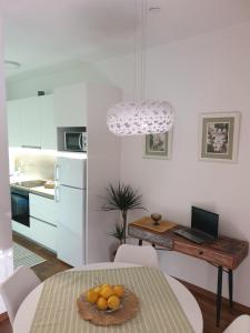 克拉平斯凯托普利采Apartma Thermos的厨房以及带桌子和笔记本电脑的用餐室。