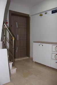 伊斯坦布尔Mr Miller Suites的一间设有木门和楼梯的房间