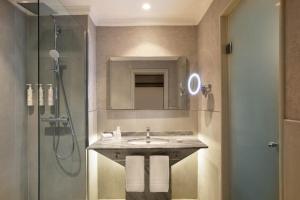 卡萨布兰卡卡萨布兰卡喜来登酒店的一间带水槽和淋浴的浴室