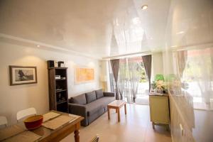 德尔锡伦西奥海岸Chaparal Design Apartment的客厅配有沙发和桌子