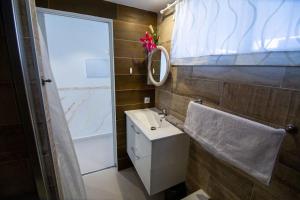 德尔锡伦西奥海岸Chaparal Design Apartment的一间带水槽和镜子的浴室