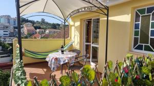 科英布拉Casa Anjos的阳台设有带桌子和吊床的庭院。