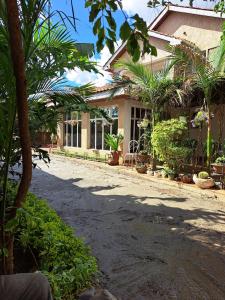 内罗毕Lux suites Utawala Family House的前面有大量植物的房子