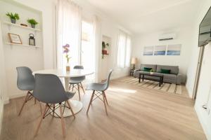 巴塞罗那巴塞罗那高迪公寓的白色的客厅配有桌椅