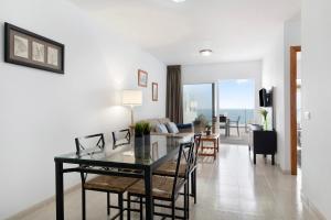 阿列塔Callao Beach 8的用餐室以及带桌椅的起居室。