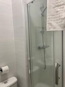 斯托桥塔尔博特酒店的浴室里设有玻璃门淋浴