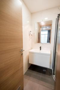 巴尼亚卢卡Hotel IN的一间带水槽和镜子的浴室