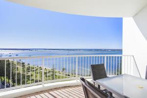 黄金海岸水晶湾布罗德沃特酒店的阳台配有桌椅,享有海景。