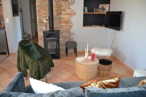 La BaconnièreGite sublime campagne的带沙发和壁炉的客厅