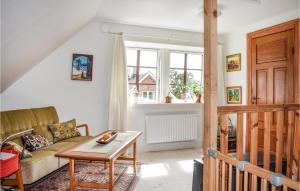 Sankt IbbCozy Home In Sankt Ibb With Wifi的客厅配有沙发和桌子