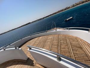 赫尔格达KUBA LuXus tour - Hotel boat in sahl Hashesh - Hurghada的享有水上甲板的景色
