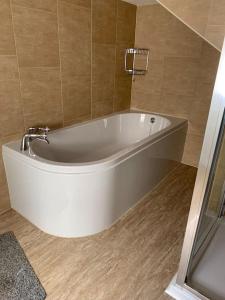 布劳顿弗内斯Logan Beck Farm的浴室内设有大型白色浴缸。