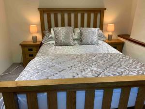 布劳顿弗内斯Logan Beck Farm的一间卧室配有一张带2个床头柜和2盏灯的床。
