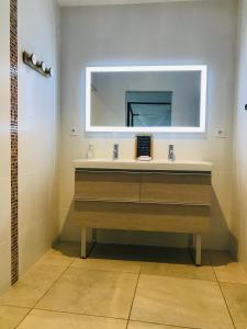 沙伯伊ferme st pierre suite, piscine, clim, repas, cheminée的一间带水槽和镜子的浴室
