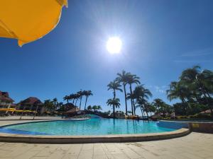 圣吕斯studio village vacance sainte luce C5的一座棕榈树和阳光的大型游泳池
