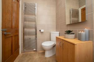 阿伯丁Dwellcome Home Ltd 3 Double Bedroom Semi with Garden and Drive的一间带卫生间、水槽和镜子的浴室