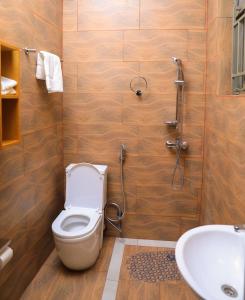 基加利ALLY NGALI MOTEL的一间带卫生间和水槽的浴室