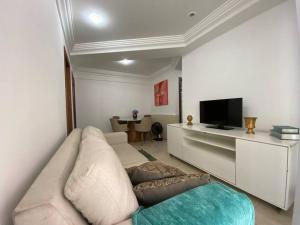 维拉维尔哈PRAIA DA COSTA - 02 QUARTOS - SOL E MAR的客厅配有白色沙发和电视