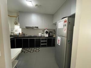 普特拉贾亚Homestay Putrajaya的厨房配有冰箱和水槽