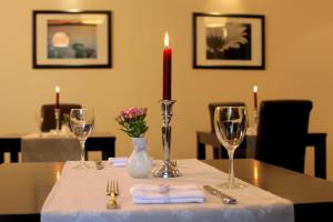 利普施塔特豪斯格美尔旅馆的一张桌子,上面放着蜡烛和两杯眼镜