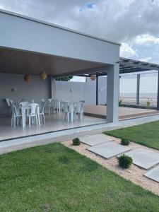 贝伦Solar Calixto的庭院配有白色的桌椅。