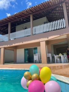 贝伦Solar Calixto的房子旁边的游泳池里放着一大堆气球