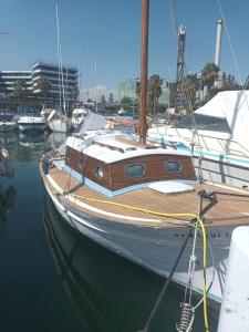 巴塞罗那Lovely wooden boat in Port forum, with AC and two bikes.的与其他船停靠在港口的帆船
