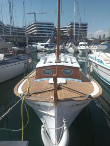 巴塞罗那Lovely wooden boat in Port forum, with AC and two bikes.的船与其他船停靠在港口