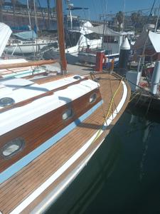 !!Charter a Lovely wooden boat in Barcelona sail and sleep with AC and two bikes!!平面图